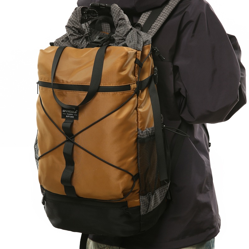 Tech Accessories Bag - テックウェアスタイルの多目的バックパック、0.62kgの軽量ナイロンバッグ、アウトドアアクティビティ用の大容量トラベル＆ハイキングデイパック