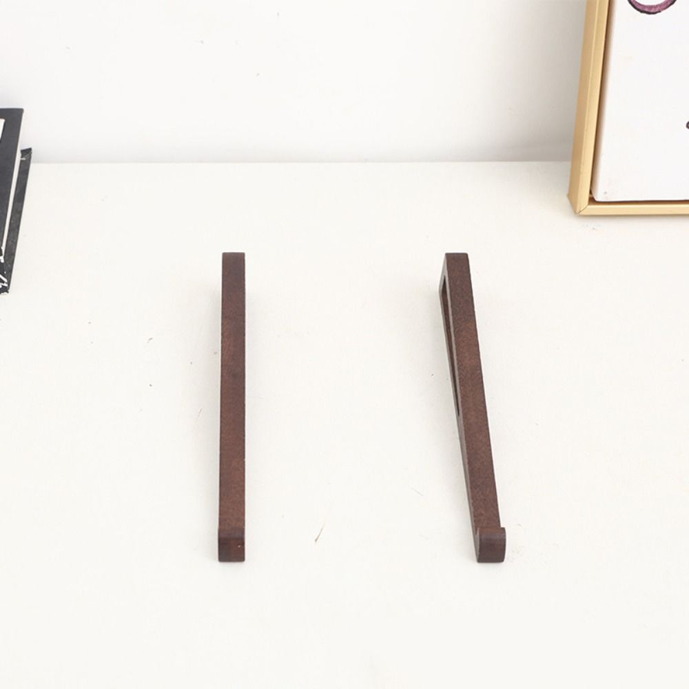 Laptop Stand Bamboo - 竹製の携帯用ノートパソコンスタンド。人間工学に基づいた設計で、あらゆるノートパソコンに対応。冷却機能付き。多機能で三角形のデザイン。読書用としても使用可能。
