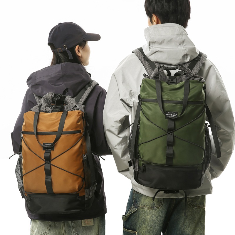 テックウェアスタイルの多目的バックパック、0.62kgの軽量 - Tech Accessories Bag のレビューと価格
