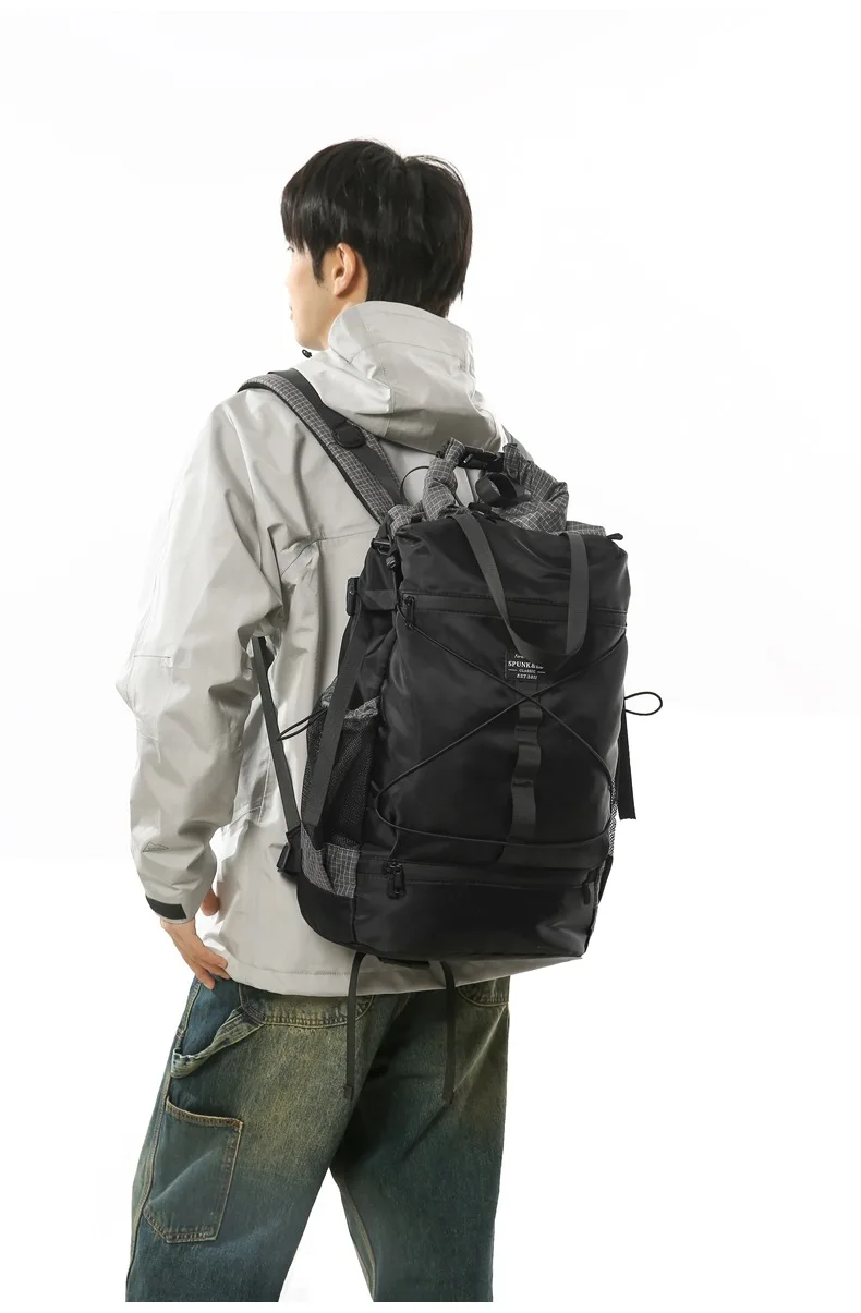 テックウェアスタイルの多目的バックパック、0.62kgの軽量 - Tech Accessories Bag のレビューと価格